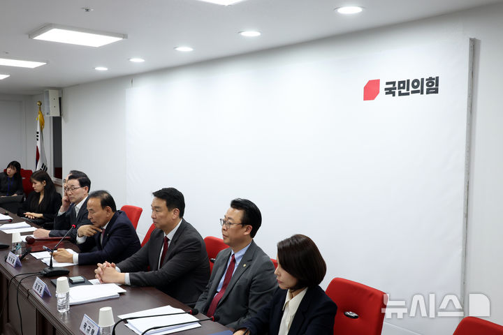 [서울=뉴시스] 고승민 기자 = 박덕흠 국민의힘 공천관리위원장이 지난 2일 서울 여의도 당사에서 열린 공천관리위원회 회의에서 발언하고 있다. 2026.04.02. kkssmm99@newsis.com