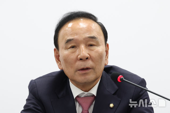 [서울=뉴시스] 고승민 기자 = 박덕흠 국민의힘 공천관리위원장이 2일 서울 여의도 당사에서 열린 공천관리위원회 회의에서 발언하고 있다. 2026.04.02. kkssmm99@newsis.com