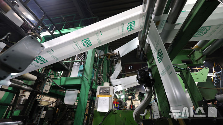 [인천=뉴시스] 전진환 기자 = 중동 전쟁 여파로 원재료인 나프타 등 석유화학제품 수급 문제가 불거지는 가운데 2일 오후 인천 미추홀구의 한 종량제봉투 생산공장에서 종량제봉투가 생산되고 있다. 2026.04.02. amin2@newsis.com