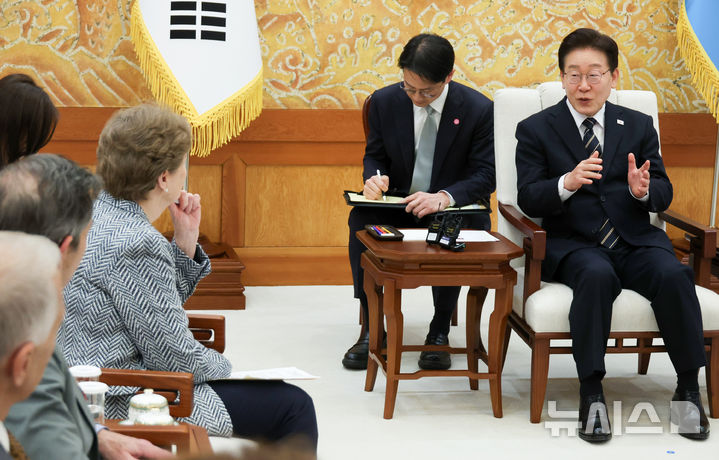 [서울=뉴시스] 고범준 기자 = 이재명 대통령이 2일 청와대에서 미국 상원의원단을 접견하며 발언하고 있다. (청와대통신사진기자단) 2026.04.02. bjko@newsis.com