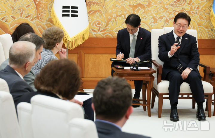 [서울=뉴시스] 고범준 기자 = 이재명 대통령이 2일 청와대에서 미국 상원의원단을 접견하며 발언하고 있다. (청와대통신사진기자단) 2026.04.02. bjko@newsis.com