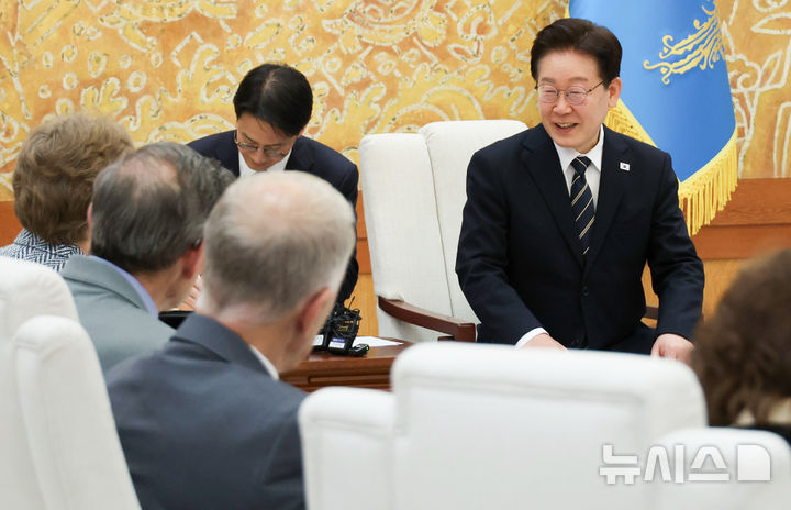 [서울=뉴시스] 고범준 기자 = 이재명 대통령이 2일 청와대에서 미국 상원의원단을 접견하며 발언하고 있다. (청와대통신사진기자단) 2026.04.02. bjko@newsis.com