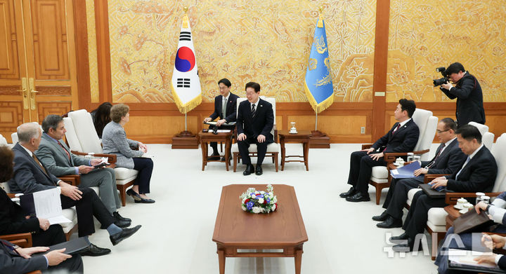 [서울=뉴시스] 고범준 기자 = 이재명 대통령이 2일 청와대에서 미국 상원의원단을 접견하며 발언하고 있다. (청와대통신사진기자단) 2026.04.02. bjko@newsis.com