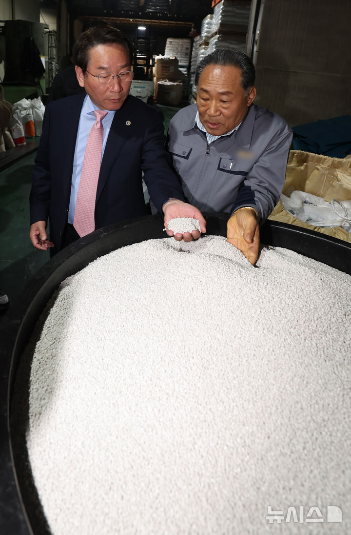 종량제봉투 생산공장 나프타 수급 정검하는 인천시장