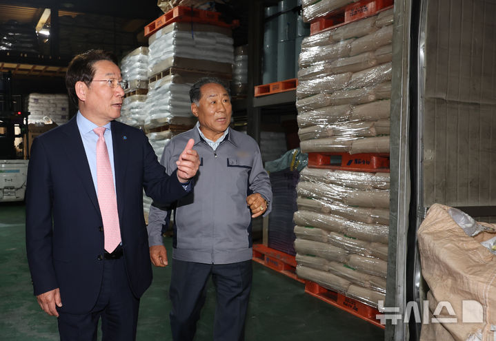 유정복 시장, 종량제봉투 생산공장 찾아 나프타 수급 점검