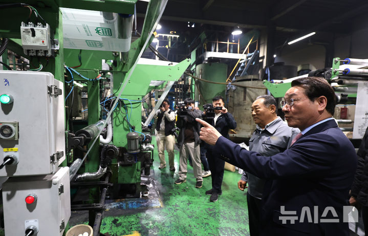 유정복 시장, 나프타 수급 불안에 종량제봉투 생산공장 현장점검