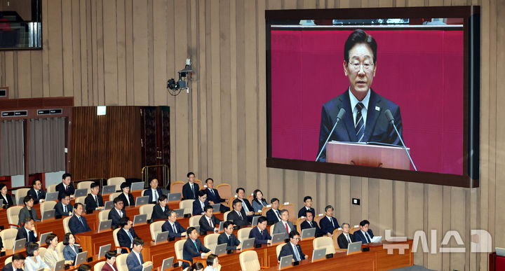 [서울=뉴시스] 국회사진기자단 = 사진은 이재명 대통령이 지난 2일 서울 여의도 국회에서 열린 제433회국회(임시회) 제4차 본회의에서 중동 사태 대응을 위한 추가경정예산안에 대한 시정연설을 하고 있는 모습. 2025.04.02. photo@newsis.com