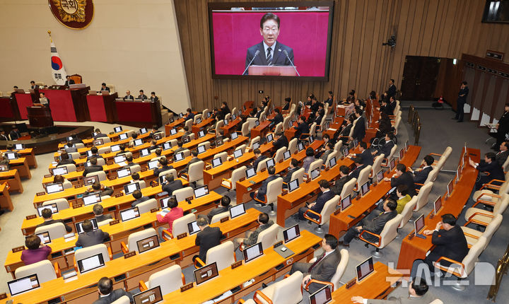 [서울=뉴시스] 국회사진기자단 = 이재명 대통령이 2일 서울 여의도 국회에서 열린 제433회국회(임시회) 제4차 본회의에서 중동 사태 대응을 위한 추가경정예산안에 대한 시정연설을 하고 있다. 2025.04.02. photo@newsis.com