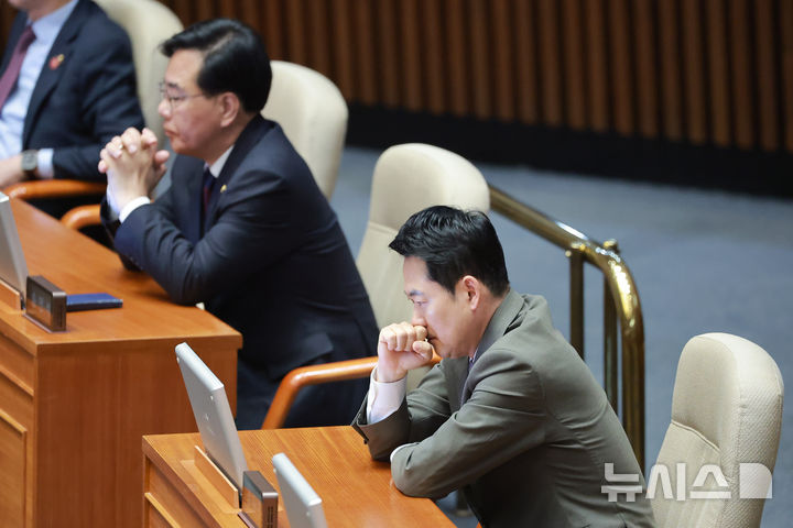 [서울=뉴시스] 국회사진기자단 = 국민의힘 장동혁 대표가 2일 국회 본회의에서 이재명 대통령의 2026 추가경정예산안 시정연설을 듣고 있다. 2025.04.02. photo@newsis.com