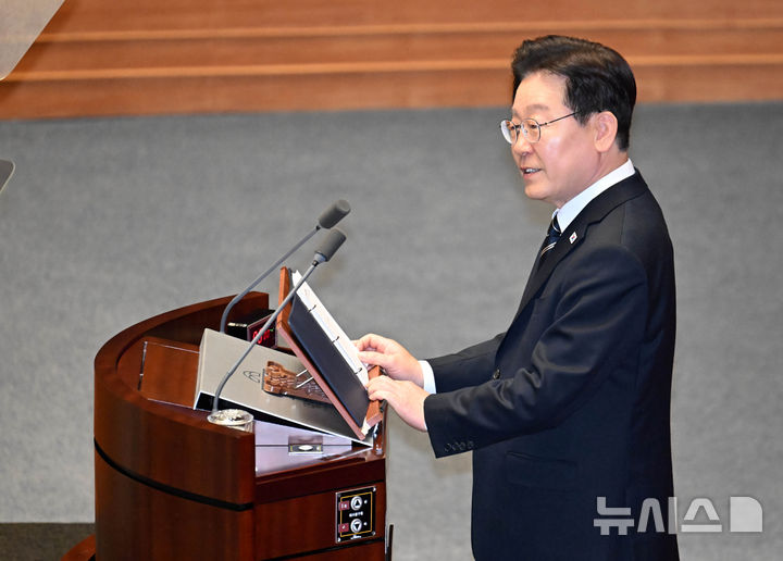 [서울=뉴시스] 국회사진기자단 = 이재명 대통령이 2일 오후 서울 여의도 국회에서 추가경정예산안 시정연설을 하고 있다. 2026.04.02. photo@newsis.com