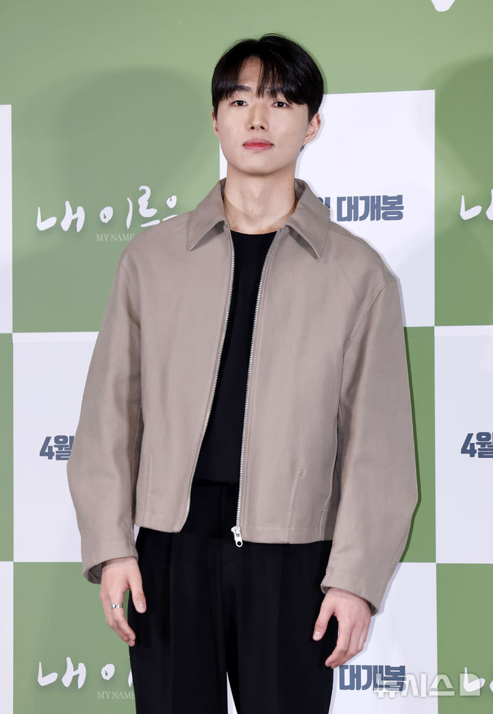 포즈 취하는 최준우