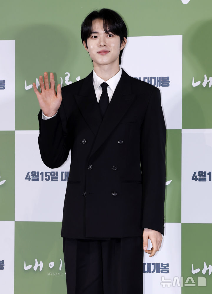 포즈 취하는 신우빈