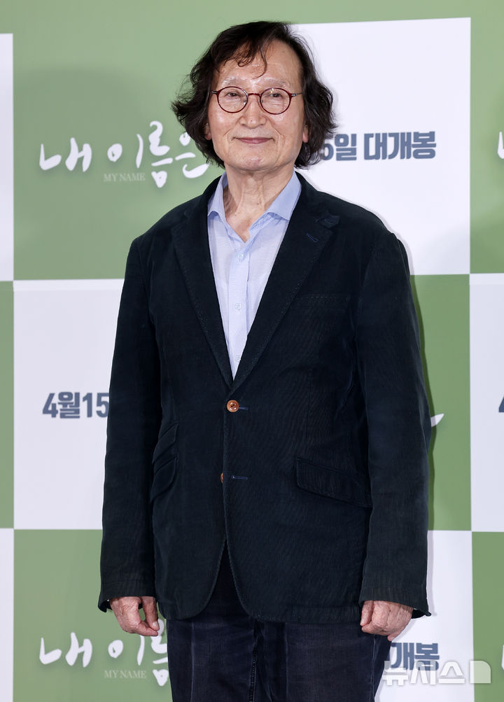 포즈 취하는 정지영 감독