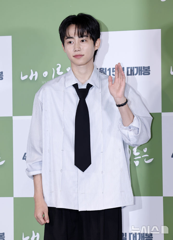 포즈 취하는 박지빈