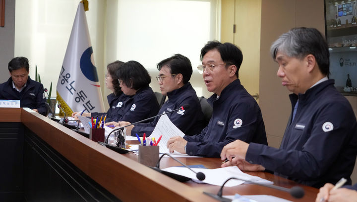 [서울=뉴시스] 김영훈 고용노동부 장관이 2일 서울지방고용노동청 9층 회의실에서 제1차 비상고용노동상황점검회의를 주재하고 있다. (사진=고용노동부 제공). 2026.04.02. photo@newsis.com *재판매 및 DB 금지