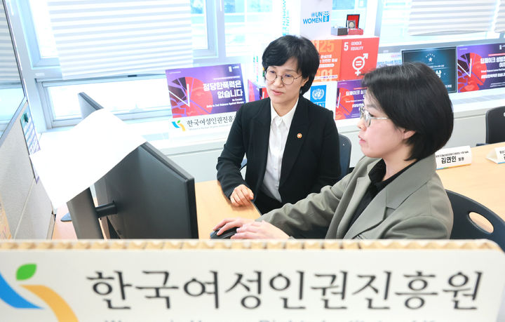 [서울=뉴시스] 원민경 성평등가족부 장관은 2일 오후 서울 중구 중앙디지털성범죄피해자지원센터를 방문해 신규 도입되는 AI기반의 디지털성범죄 대응 시스템을 점검하고 관계자들에게 신속한 대응을 통해 피해 확산을 방지해 줄 것을 당부했다. (사진=성평등가족부 제공). 2026.04.02. photo@newsis.com *재판매 및 DB 금지