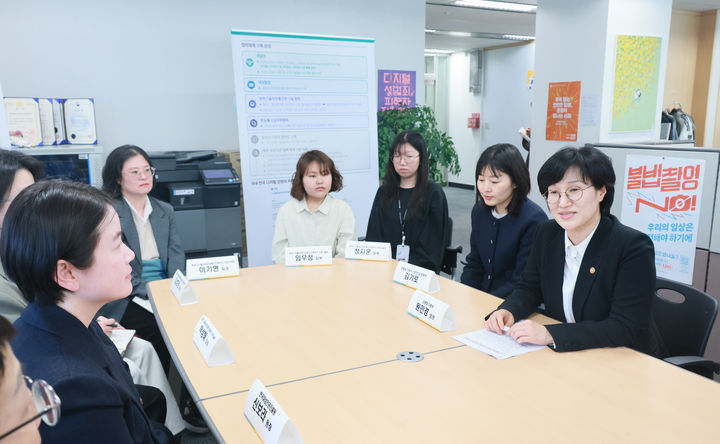 [서울=뉴시스] 원민경 성평등가족부 장관은 지난 4월 2일 오후 서울 중구 중앙디지털성범죄피해자지원센터를 방문해 신규 도입되는 AI기반의 디지털성범죄 대응 시스템을 점검하고 관계자들에게 신속한 대응을 통해 피해 확산을 방지해 줄 것을 당부했다. (사진=성평등가족부 제공). 2026.04.02. photo@newsis.com *재판매 및 DB 금지