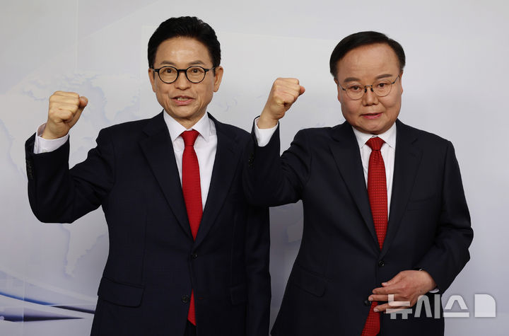 [대구=뉴시스] 이무열 기자 = 2일 대구 매일신문사 스튜디오에서 열린 '제9회 전국동시지방선거 국민의힘 경상북도지사 경선비전 토론회'에서 이철우 후보와 김재원 후보가 토론회 시작에 앞서 기념촬영을 하고 있다. 2026.04.02. lmy@newsis.com