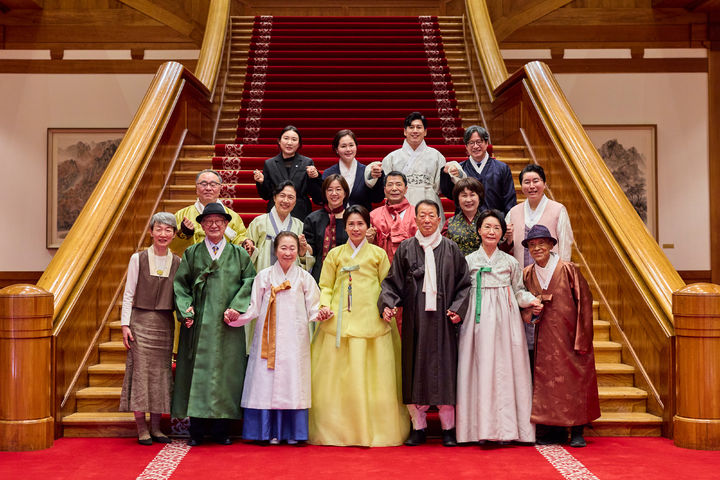 [서울=뉴시스] 최동준 기자 = 김혜경 여사가 2일 청와대에서 열린 한복생활 유네스코 등재추진단 차담회에서 참석자들과 기념촬영을 하고 있다. (사진=청와대 제공) 2026.04.02. photo@newsis.com *재판매 및 DB 금지