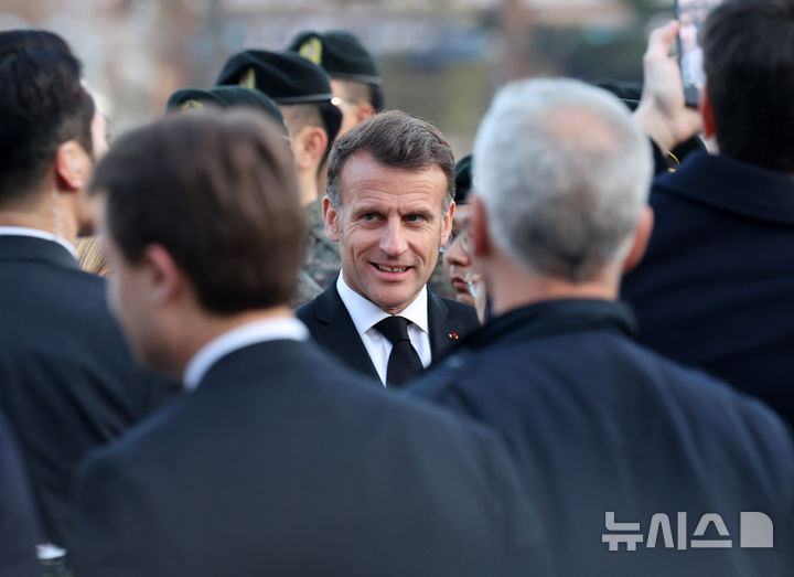 헌화 마친 마크롱 프랑스 대통령