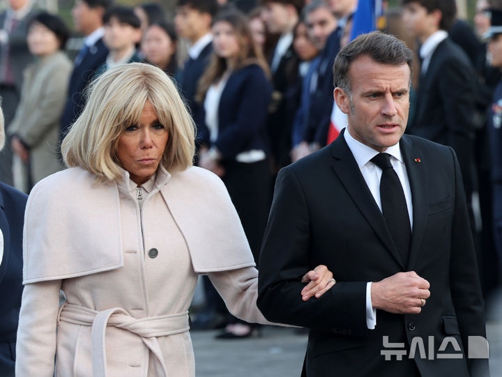 방한 중인 에마뉘엘 마크롱 프랑스 대통령 내외가 서울 용산구 전쟁기념관에서 이동하는 모습