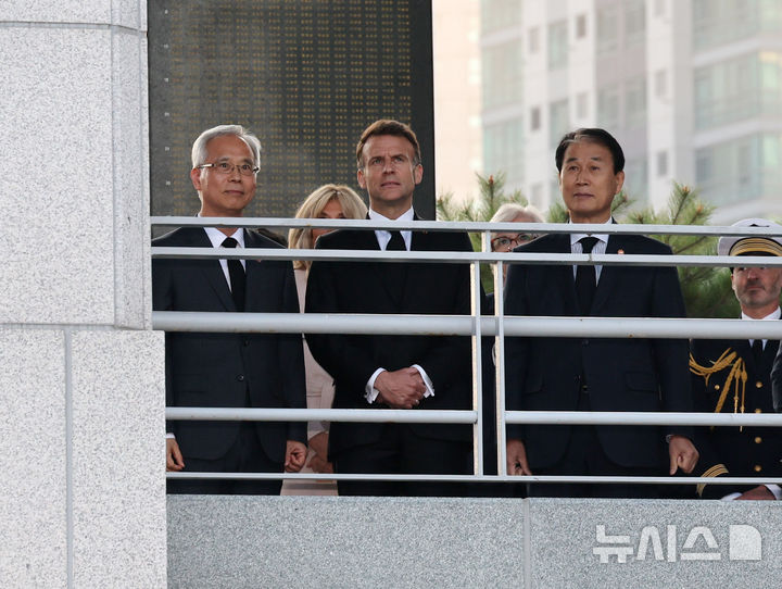 전쟁기념관 둘러보는 마크롱 프랑스 대통령