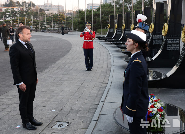 국빈 방한 마크롱 프랑스 대통령, 프랑스 유엔참전비 헌화