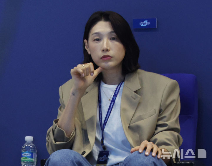 [인천=뉴시스] 김진아 기자 = 2일 오후 인천 계양체육관에서 열린 2025-2026 V리그 챔피언결정전 1차전 대한항공과 현대캐피탈의 경기, 김연경이 경기를 관람하고 있다. 2026.04.02. bluesoda@newsis.com