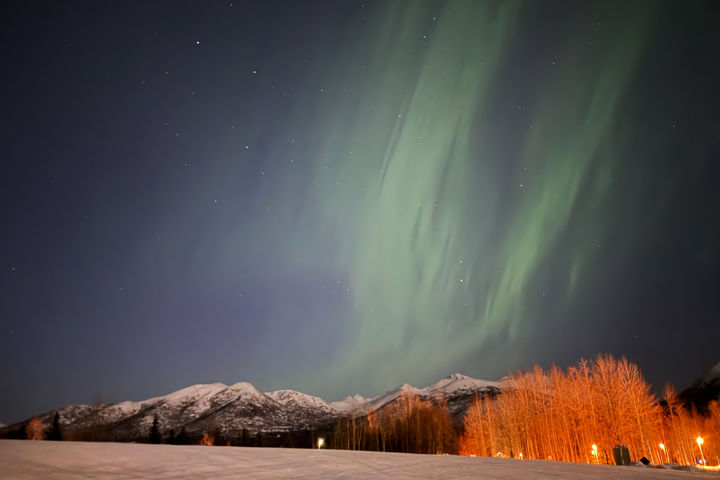 [앵커리지=AP/뉴시스] 2일(현지 시간) 미 알래스카주 앵커리지 동부 추가치 산맥 상공에 북극광(오로라)이 펼쳐지고 있다. 2026.04.03.