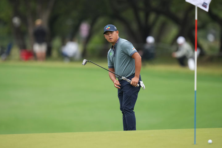 [샌안토니오=AP/뉴시스] 김시우가 2일(현지 시간) 미 텍사스주 샌안토니오 TPC 샌안토니오 오크스에서 열린 미국프로골프(PGA) 투어 발레로 텍사스 오픈 첫날 12번 그린에서 퍼트 후 타구를 바라보고 있다. 김시우는 2언더파 70타를 기록했다. 2026.04.03.