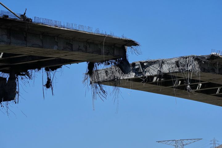 [카라지=AP/뉴시스] 3일(현지 시간) 이란 테헤란 남서쪽 카라지의 신설 B1 교량이 전날 미군의 공습으로 파괴돼 있다. 2026.04.03.