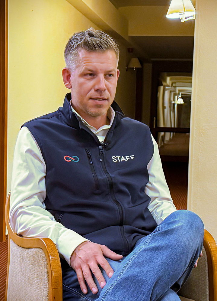 [키슈쿤헐러시=AP/뉴시스] 헝가리 야권 티서당의 페테르 머저르 후보가 지난 2일(현지 시간) 헝가리 키슈쿤헐러시에서 AP통신과 인터뷰하고 있다. 2026.04.10.