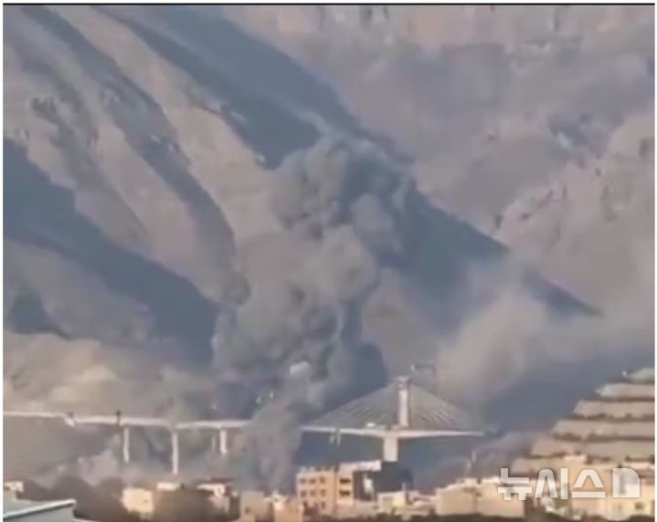 [서울=뉴시스] 도널드 트럼프 미국 대통령은 2일(현지 시간) 자신의 소셜미디어에 이란 최대 B1 교량 폭격 영상을 게시하며 이란에 "더 늦기 전에 협상하라"고 압박했다. 사진은 영상을 갈무리한 것. 2026.04.03.