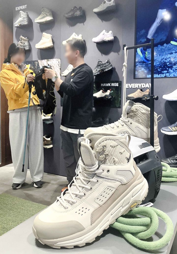 [부산=뉴시스] 롯데백화점 부산본점을 찾은 고객이 5층 코오롱스포츠 매장에서 야외 활동을 위한 기능성 아이템을 살펴보고 있다. (사진=롯데백화점 제공) 2026.04.03. photo@newsis.com&nbsp; *재판매 및 DB 금지