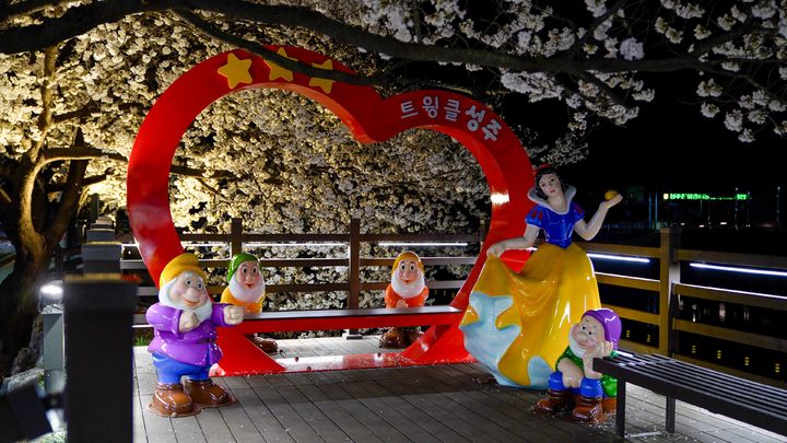 [성주=뉴시스] 성밖숲 야간경관 포토존. (사진=성주군 제공) 2026.04.03 photo@newsis.com *재판매 및 DB 금지