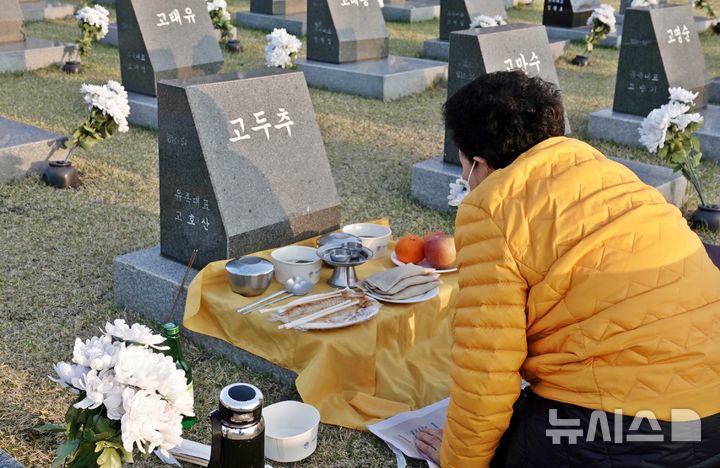 [제주=뉴시스] 오영재 기자 = 제78주년 제주4·3 희생자 추념식이 열리는 4일 오전 제주시 봉개동 제주4·3평화공원 내 행방불명인 묘역에서 유족이 제사를 지내고 있다. 2026.04.03. oyj4343@newsis.com