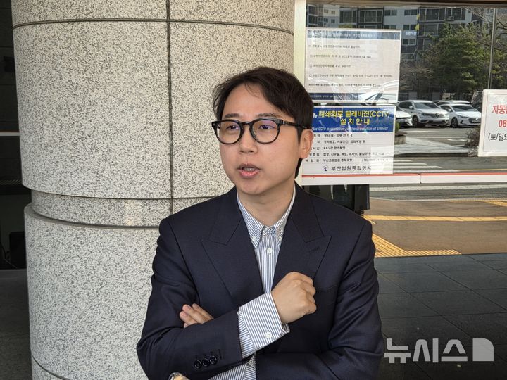 [부산=뉴시스] 26일 오후 부산법원종합청사 앞에서 선거법 위반 사건의 파기환송심 결과에 대해 입장을 밝히고 있는 장예찬 전 국민의힘 여의도연구원 부원장. 2026.03.26. mingya@newsis.com