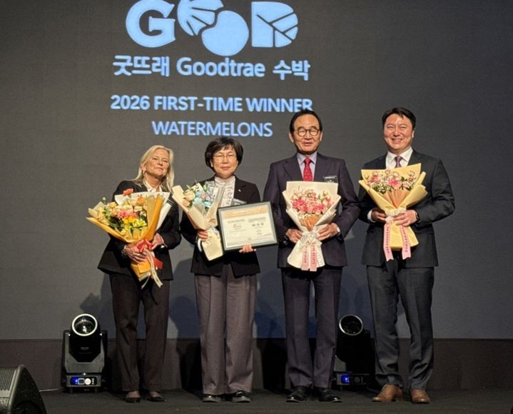 [부여=뉴시스] 조명휘 기자 = 부여군이 2일 서울 소공동 롯데호텔에서 열린 ‘2026 대한민국 국가브랜드대상’ 시상식에서 공동브랜드 부문에서 15년 연속 수상을 하고 있다. (사진= 부여군 제공) 2026.04.03. photo@newsis.com *재판매 및 DB 금지