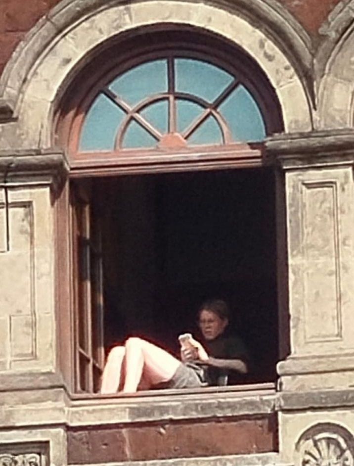 [서울=뉴시스] 지난 2일(현지시각) 멕시코 엘우니베르살은 멕시코 재무부 조정총국장 플로렌시아 프랑코가 지난 1일을 마지막으로 사임했다고 보도했다. 프랑코는 멕시코 국립궁전 창문에서 일광욕을 즐기다가 논란을 빚었다. (사진='Corresponsales MX' X 계정 캡처)