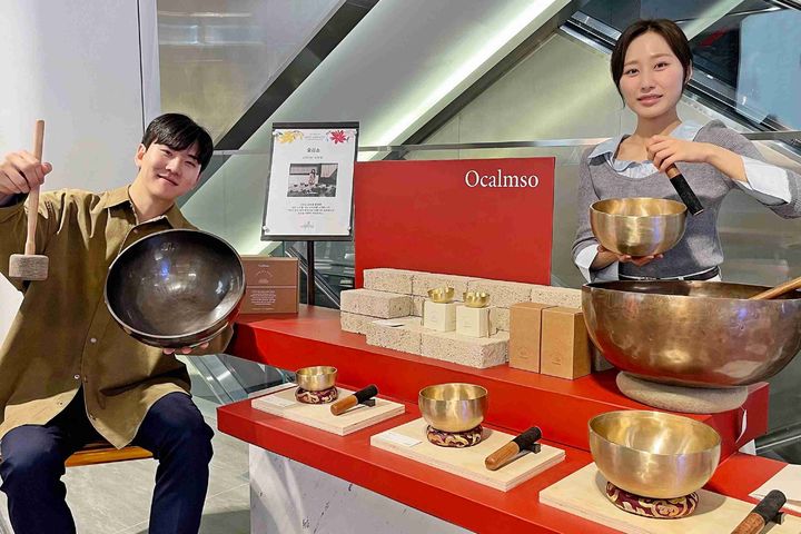 [서울=뉴시스] 갤러리아명품관 오감소 팝업 매장에서 모델들이 싱잉볼을 선보이고 있다. (사진=한화갤러리아 제공) *재판매 및 DB 금지