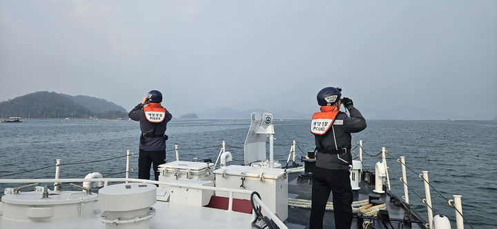 [통영=뉴시스] 신정철 기자= 3일 오전 2시 37분께 경남 통영시 산양읍 추도 인근 해상을 운항중이던 부산선적 78t급 예인선 A호(승선원 4명) 기관장 B씨(70, 남)가 실종돼 통영해경이 항공기 1대, 경비함정 8척, 관공선 2척, 해양재난구조대 1척 등을 동원하여 집중 수색을 벌이고 있다.(사진=통영해경 제공).2026.04.03. photo@newsis.com *재판매 및 DB 금지