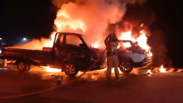 [완도=뉴시스] 3일 오전 2시1분께 전남 완도군 완도읍 한 항구 주변에서 소방 당국에 차량 화재를 진압하고 있다. (사진 = 전남소방본부 제공) P2026.04.03. photo@newsis.com *재판매 및 DB 금지