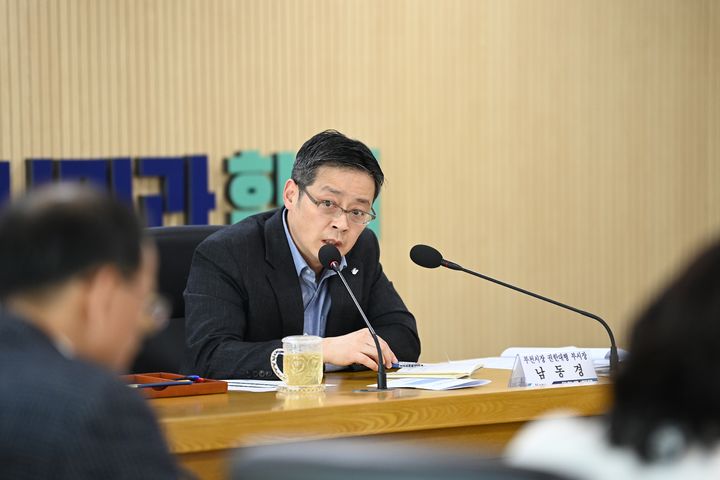 [부천=뉴시스] 남동경 부천시장 권한대행이 2일 시청에서 긴급 간부회의를 열고 발언을 하고 있다. (사진=부천시 제공) 2026.04.03. photo@newsis.com *재판매 및 DB 금지