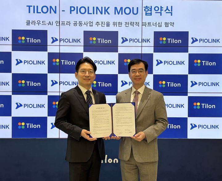 [서울=뉴시스] 파이오링크 조영철 대표(오른쪽)와 틸론 최백준 대표가 협약식 후 기념촬영을 하고 있다. (사진=파이오링크 제공) 2026.04.02. photo@newsis.com *재판매 및 DB 금지