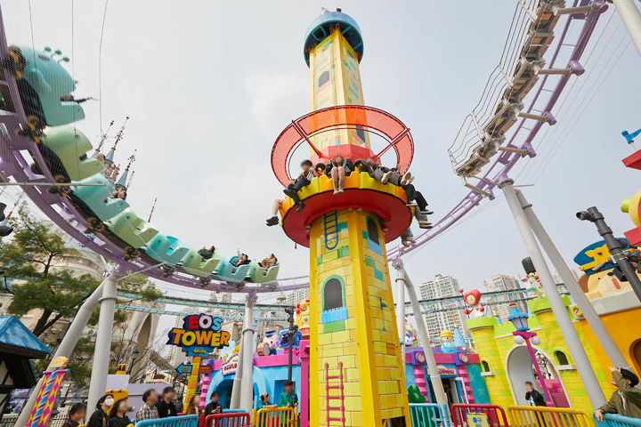 [서울=뉴시스] 넥슨은 롯데월드와 협업해 서울 잠실 롯데월드 어드벤처 야외 구역 매직아일랜드 내 약 600평 규모 공간을 '메이플스토리' 테마로 꾸민 '메이플 아일랜드'를 3일 정식 개장했다. (사진=넥슨 제공) *재판매 및 DB 금지