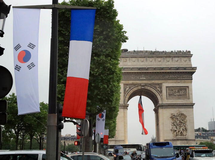 [파리(프랑스)=뉴시스] 전진환 기자 = 한·불 수교 130주년이었던 지난 2016년 파리 개선문 앞 샹젤리제 거리에 양국 국기가 나란히 게양된 모습. 2016.06.02 *재판매 및 DB 금지
