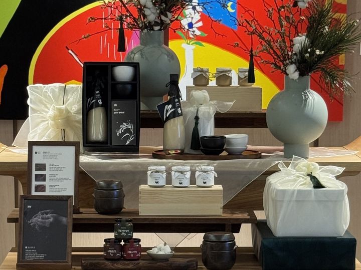 [서울=뉴시스] 롯데백화점 명동 본점 에비뉴엘 라운지에서 진행된 발효공방1991의 'VIP 전통주 클래스'(사진=교촌에프앤비) *재판매 및 DB 금지