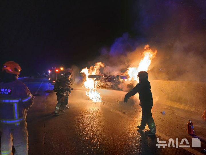 [진천=뉴시스] 2일 오후 충북 진천군 중부내륙고속도로 진천 IC 인근에서 승용차에 불이나 소방당국이 진화 중이다. (사진= 진천소방서 제공) 2026.04.03. photo@newsis.com  *재판매 및 DB 금지