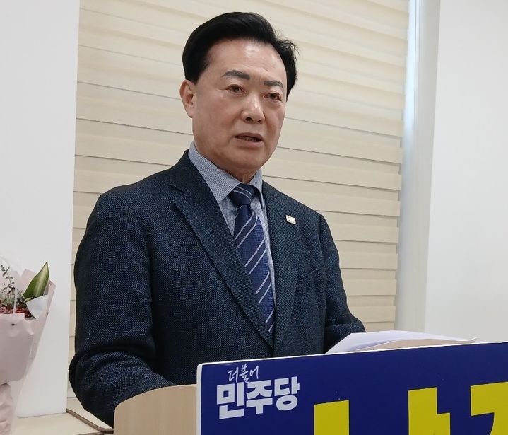 [대전=뉴시스] 조명휘 기자 = 남진근 더불어민주당 대전 동구청장 예비후보가 3일 대전시의회 기자실에서 교육공약을 발표하고 있다. 2026.04.03. photo@newsis.com *재판매 및 DB 금지