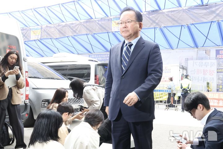 [서울=뉴시스] 조성봉 기자 = 대구시장 출마를 선언한 김부겸 전 국무총리가 3일 오전 서울 여의도 더불어민주당 중앙당사에서 후보자 면접을 보기 위해 들어서고 있다.2026.04.03. suncho21@newsis.com